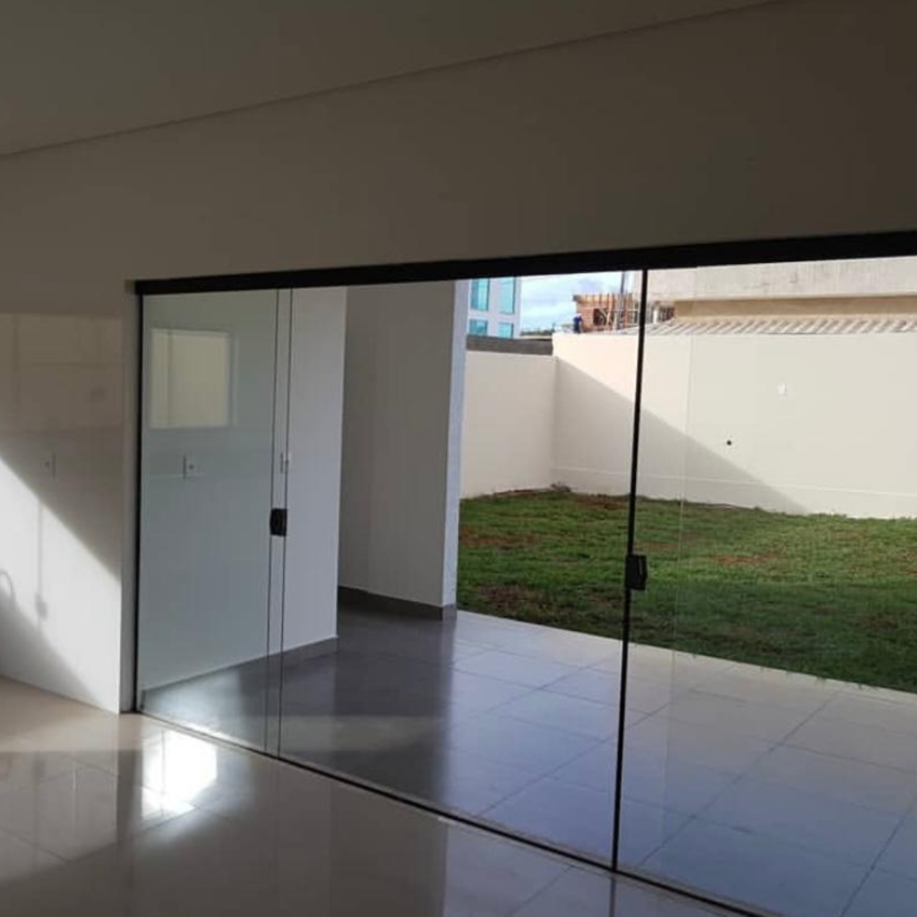 Porta de Blindex no lago norte - emage viadracaria